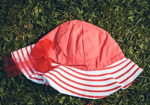 Image produit Chapeau blanc et rouge bébé fille sur Shopetic